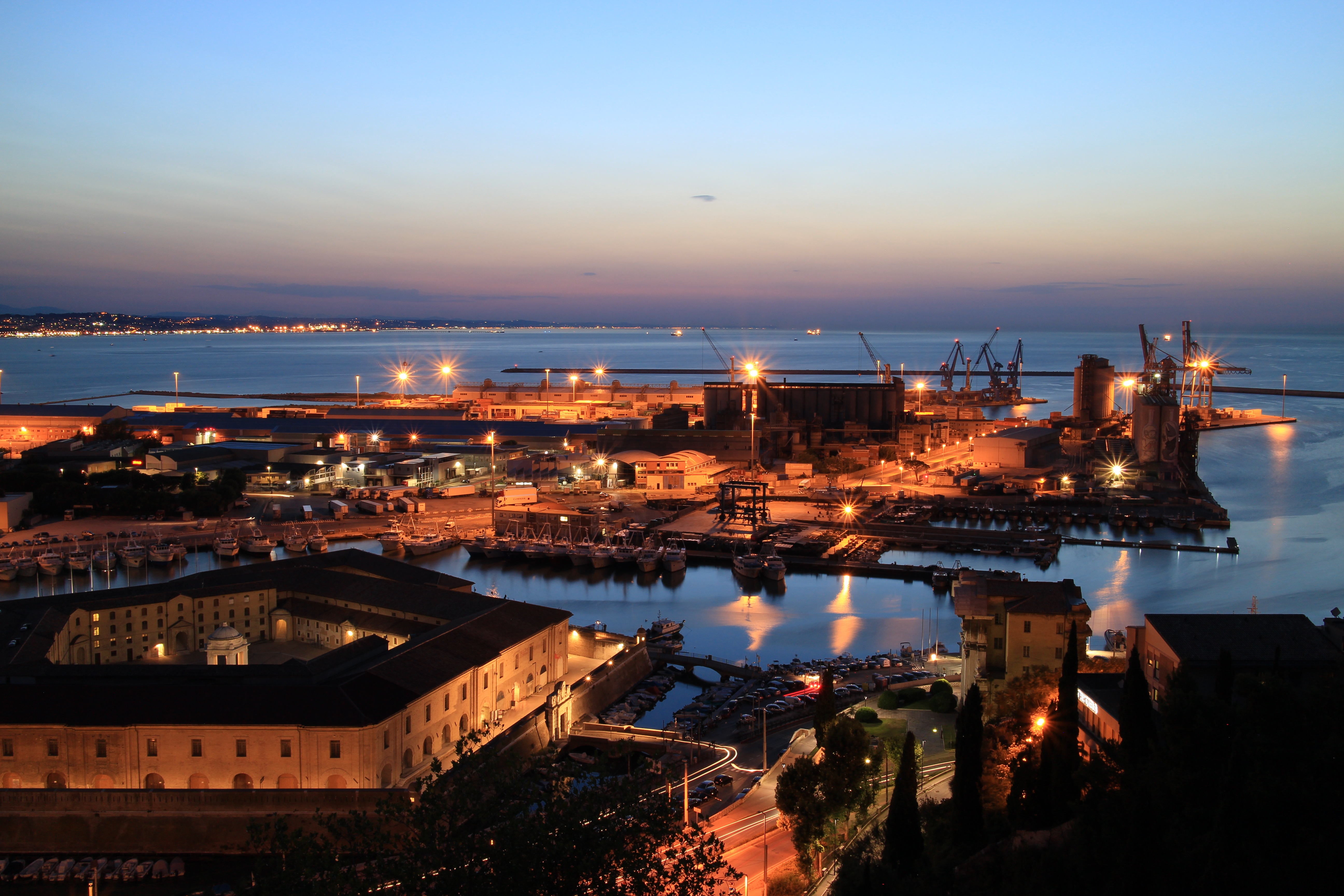 Ancona - Il porto di notte